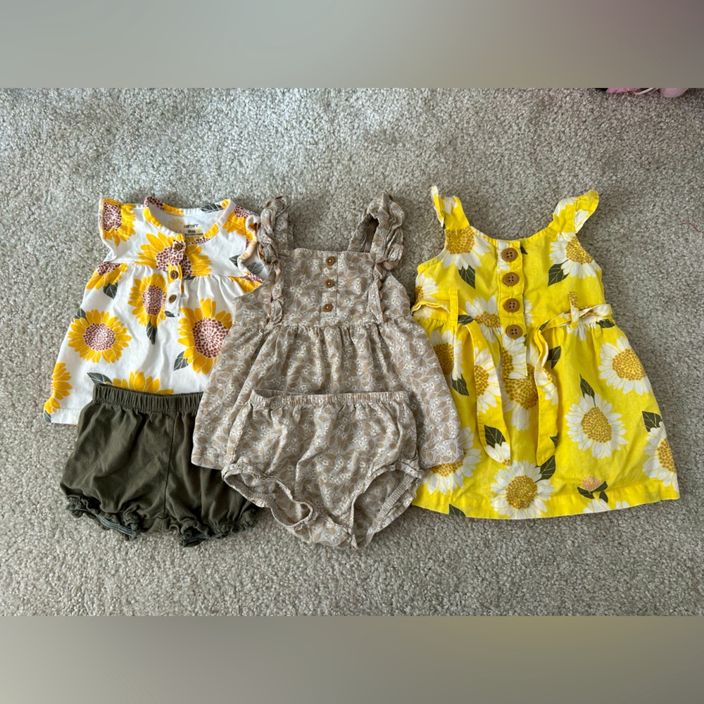 Baby girl outfits by carters
All in good condition and well kept.